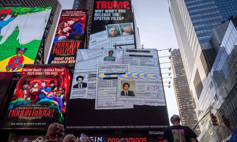 타임스스퀘어에서도… ‘엡스타인 파일’ 왜 공개 않나? 23일(현지시간) 미국 뉴욕 타임스스퀘어 전광판에 이른바 ‘엡스타인 파일’ 공개를 촉구하는 영상이 송출되고 있다. 뉴욕=AFP연합뉴스