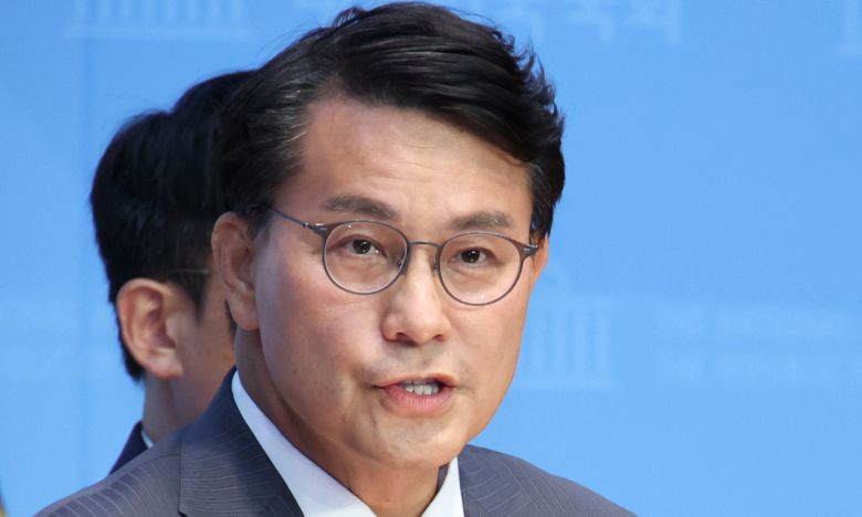 윤상현 국민의힘 의원이 21일 서울 여의도 국회 소통관에서 '이재명 정부 소비쿠폰, 현금살포 정책 반대 및 극복 방안 기자회견'을 열고 발언을 하고 있다. 뉴시스