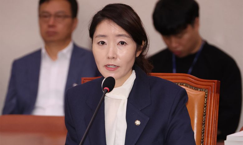 강선우 전 여성가족부 장관 후보자가 14일 국회 여성가족위원회에서 열린 인사청문회에서 위원의 질문에 답하고 있다. 연합뉴스