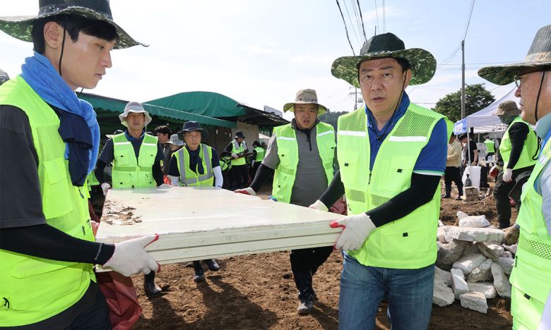 김병기 더불어민주당 대표 직무대행 겸 원내대표가 24일 경기도 가평군 조종면 수해 피해 현장을 찾아 복구 지원활동을 하고 있다. 뉴스1