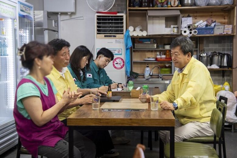 남한권 울릉군수가 관내식당 찾아 특별 위생점검을 안내하는 모습. 울릉군 제공