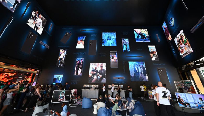 런던에서 전시된 ‘갤럭시 Z 폴드·플립7’을 살펴보는 방문객. 삼성전자 제공