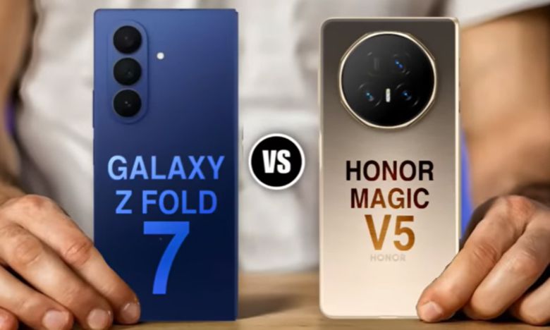 한 유튜버가 삼성전자 ‘갤럭시 Z 폴드7’과 중국 아너 ‘매직 V5’, 화웨이 ‘메이트 X6‘를 비교하는 모습. 유튜브 캡쳐