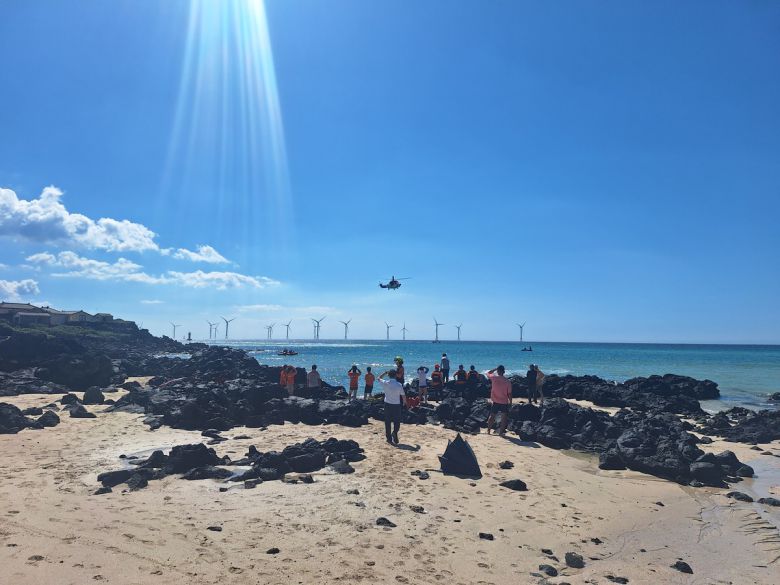 25일 제주시 곽지해수욕장에서 물놀이객이 실종돼 소방헬기 한라매와 수상구조대 등이 수색에 나서고 있다. 제주소방안전본부 제공