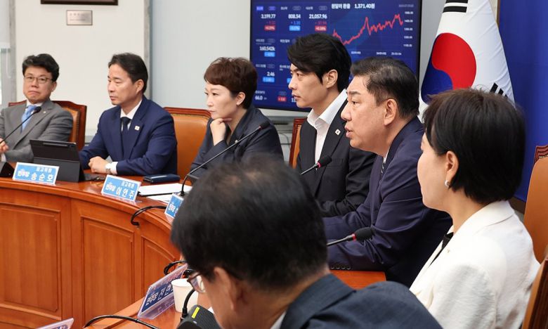 더불어민주당 김병기 당대표 직무대행 겸 원내대표가 25일 서울 여의도 국회에서 열린 최고위원회의에서 발언하고 있다. 연합뉴스