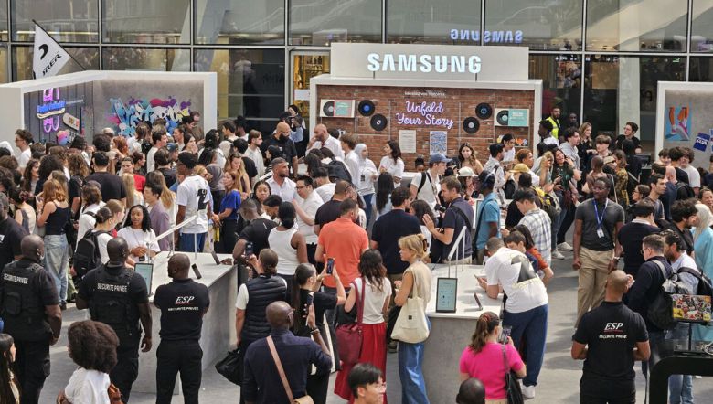 파리에서 전시된 ‘갤럭시 Z 폴드·플립7’을 살펴보는 방문객. 삼성전자 제공