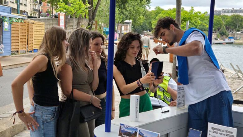 파리에서 전시된 ‘갤럭시 Z 폴드·플립7’을 살펴보는 방문객. 삼성전자 제공