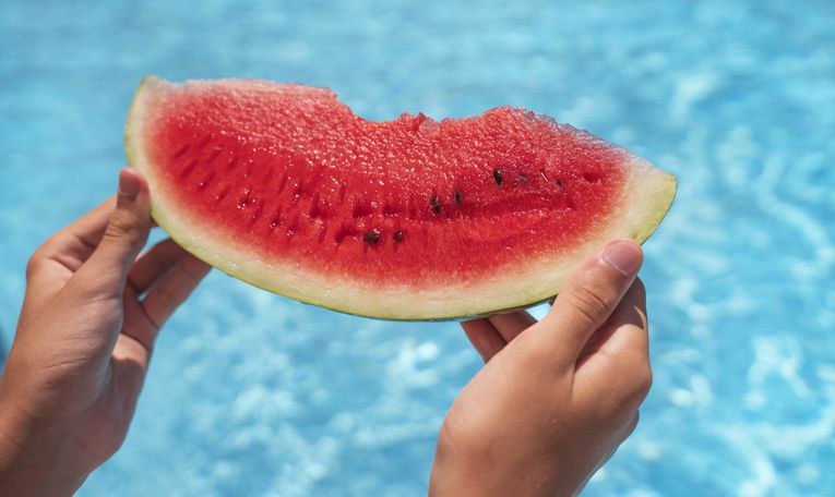 수박처럼 수분이 많은 과채류는 잘못 보관하면 세균이 번식할 수 있다. 게티이미지뱅크