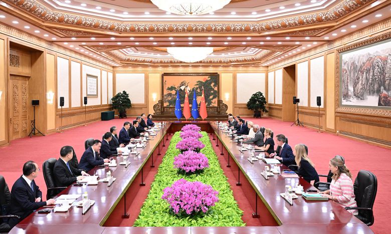 시진핑 중국 국가주석이 24일(현지시간) 중국 베이징 인민대회당에서 열린 제25차 중국-유럽연합(EU) 정상회의에 참석해 안토니우 코스타 EU 정상회의 상임의장, 우르줄라 폰데어라이엔 EU 집행위원장, 카야 칼라스 EU 외교안보 고위대표와 회담하고 있다. 신화연합뉴스