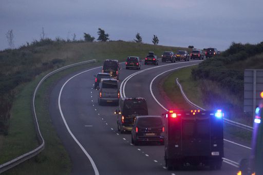 25일(현지시간) 오후 영국 스코틀랜드에 도착한 도널드 트럼프 미국 대통령 일행을 태운 차량 행렬이 도로를 달리고 있다. AP연합뉴스