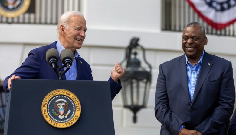 2021년 당시 조 바이든 미국 대통령(왼쪽)과 그가 흑인으로는 사상 처음 국방부 장관에 임명한 로이드 오스틴 장군. 바이든과 오스틴은 미군 내부에 DEI(다양성·형평성·포용성)의 가치를 확산시키는 데 전력을 기울였다. 게티이미지 제공