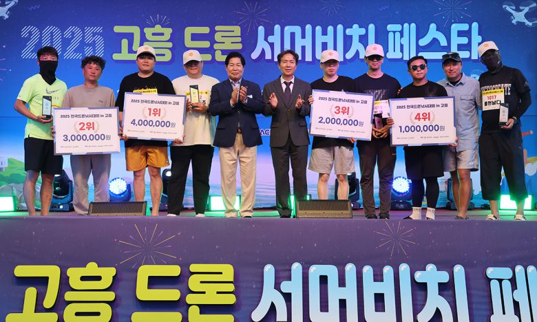 26일 전남 고흥군 남열해돋이해수욕장 일원에서 열린 ‘2025 고흥 드론 서머비치 페스타’ 개막식에서 공영민 고흥군수(왼쪽 다섯 번째)와 세계일보 박찬준 영업관리본부장(〃 여섯 번째)이 드론낚시대회 입상자들과 함께 기념촬영하고 있다. 고흥=허정호 선임기자