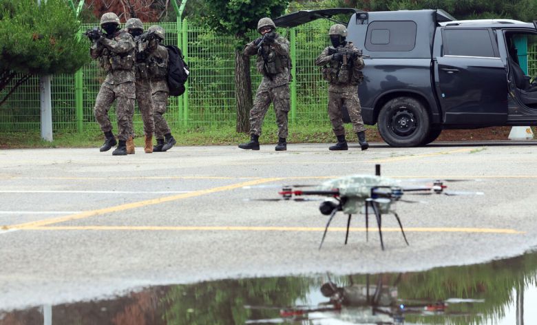 육군 장병들이 적의 드론 공격을 제압하는 훈련을 하고 있다. 육군 제공