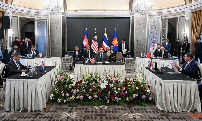 마주앉았지만… 품탐 웨차야차이 태국 총리 권한대행(오른쪽)과 훈 마네트 캄보디아 총리(왼쪽)가 28일(현지시간) 말레이시아 푸트라자야에서 안와르 이브라힘 말레이시아 총리 중재 아래 국경분쟁에 따른 최근 무력충돌을 해결하기 위한 협상을 벌이고 있다. 푸트라자야=APAFP연합뉴스