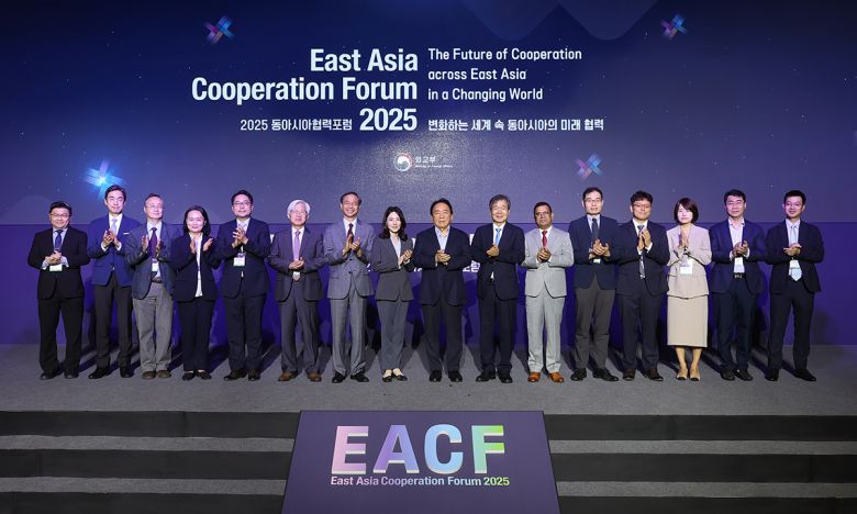 지난 15일 서울 웨스틴조선호텔에서 열린 ‘2025 동아시아협력포럼’에 참석한 국내외 외교 전문가들이 기념촬영을 하고 있다. 외교부 제공
