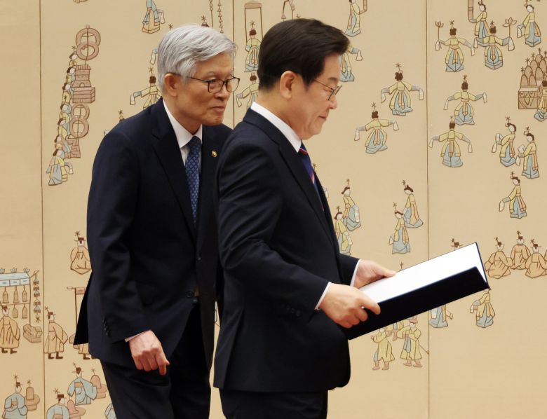 이재명 대통령이 28일 용산 대통령실에서 열린 신임 국무위원 및 국세청장 임명장 수여식에 참석해 있다. 왼쪽은 행사를 돕고 있는 최동석 인사혁신처장. 연합뉴스