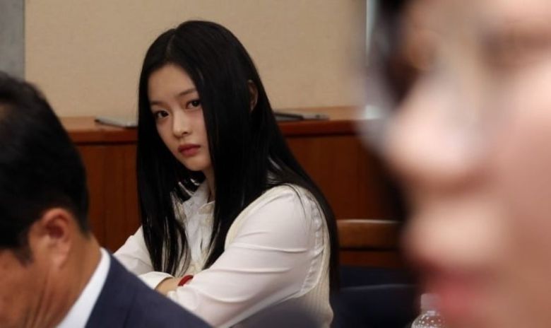 뉴진스의 하니가 2024년 10월 국회 환경노동위원회 국정감사에 출석해 김주영 어도어 대표의 발언을 듣고 있다. 뉴스1