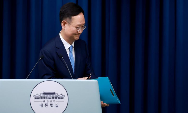 붕욱 대통령실 민정수석이 지난 24일 서울 용산 대통령실 청사에서 강훈식 대통령비서실장 브리핑 뒤 취재진과 질의응답을 마치며 브리핑실을 나서고 있다. 연합뉴스