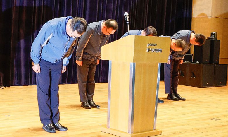 사과하는 포스코이앤씨 임원진 29일 인천 연수구 포스코이앤씨 송도사옥에서 정희민 포스코이앤씨 사장과 임원진이 전날 발생한 고속도로 나들목 시공현장의 노동자 사망사고를 포함해 올해 인명 사고가 잇따른 데 대해 고개 숙여 사과하고 있다. 인천=최상수 기자