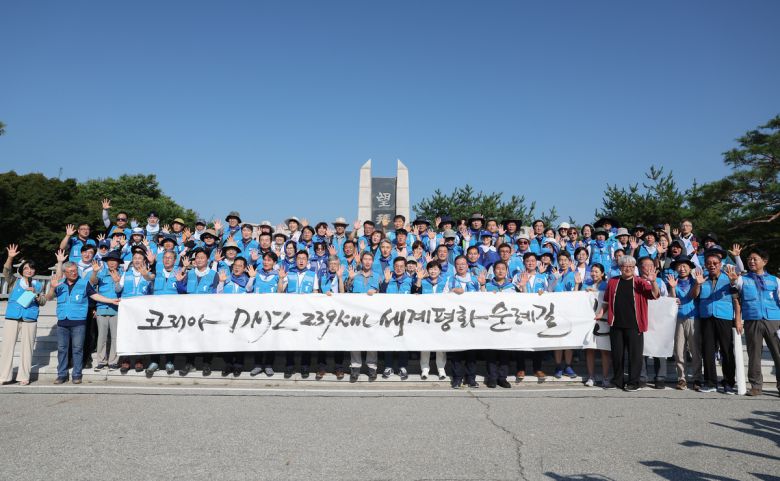 28일 오전 파주 임진각에서 열린 통일걷기 출정식에서 김동연 지사와 국회의원, 도민 등이 기념촬영을 하고 있다. 경기도 제공.