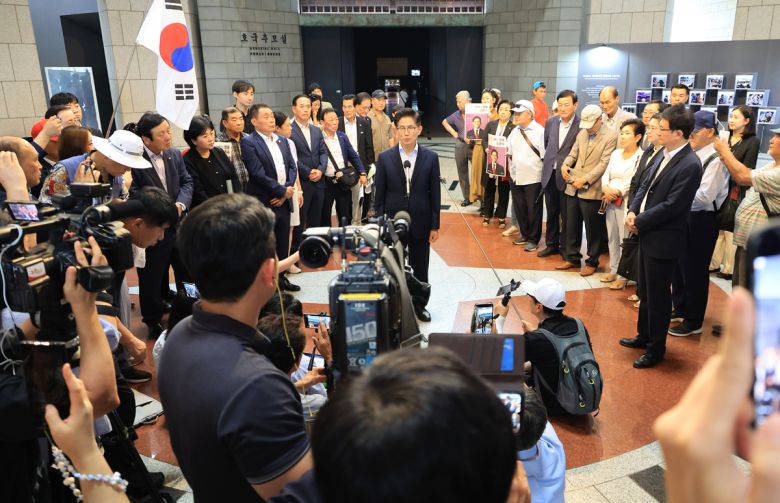 국민의힘 당 대표 선거에 나선 김문수 전 고용노동부 장관이 30일 서울 용산구 전쟁기념관에서 전사자비 참배를 마치고 발언하고 있다. 연합뉴스