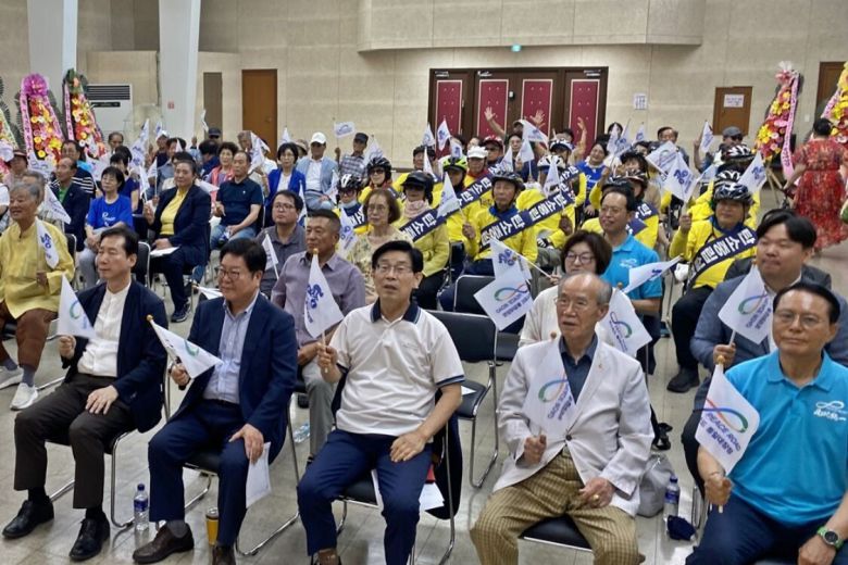 30일 전북 전주 보훈회관에서 열린 ‘신통일한국 피스로드 2025 통일대장정’ 에서 참석자들이 대회기를 흔들고 있다. 전주=김동욱 기자