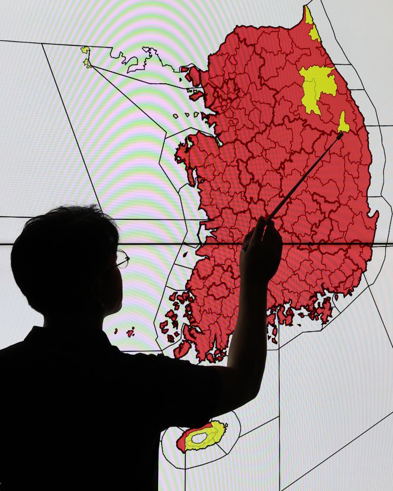 무더위가 이어지고 있는 30일 서울 동작구 기상청 모니터에 폭염 특보 발효 지역이 표시되고 있다. 빨간색으로 표시된 곳은 폭염 경보, 노란 곳으로 표시된 곳은 폭염주의보가 발효된 지역이다. 연합뉴스