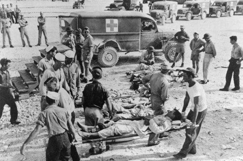 1945년 7월30일 일본군 잠수함의 공격으로 침몰한 미국 해군 중순양함 USS 인디애나폴리스 승조원 가운데 생존자들이 괌의 미군 기지 병원으로 이송되고 있다. 미 해군 제공