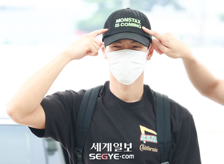 몬스타엑스 셔누(SHOWNU)가 30일 해외 일정 차 인천국제공항을 통해 미국 LA로 출국하기 전 취재진을 향해 포즈를 취하고 있다. 한윤종 기자