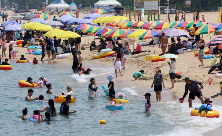 러시아 캄차카반도에서 30일 발생한 규모 8.8의 강진에도 강원 강릉시 강문해수욕장은 수영이 가능한 상태의 평온한 상태를 유지하고 있다. 강릉=연합뉴스