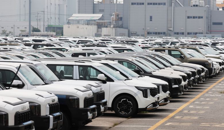 도널드 트럼프 미국 행정부가 상호관세 부과 시점으로 예고한 내달 1일을 이틀 앞둔 30일 경기도 평택항에 수출용 자동차가 세워져 있다.    연합뉴스