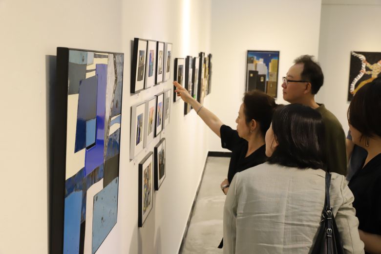 ‘프랑스작가 3인 초대전 : 봉쥬르展’ 전시장에서 관람객이 작품을 살펴보고 있다.