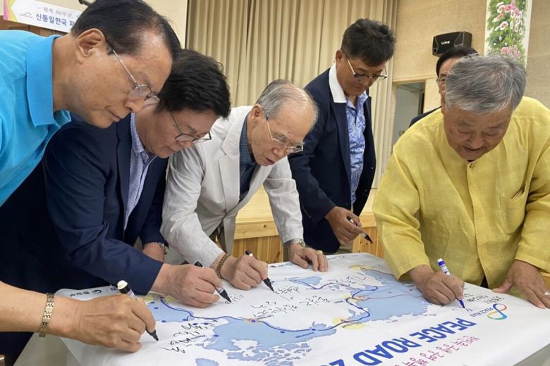 30일 전북 전주 보훈회관에서 열린 ‘신통일한국 피스로드 2025 통일대장정’ 에서 주요 참석자들이 피스로드 배너에 서명하고 있다. 전주=김동욱 기자