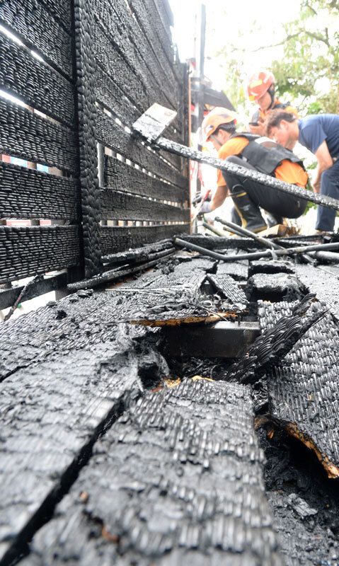 에어컨 실외기 화재로 검게 타버린 나무바닥. 뉴시스