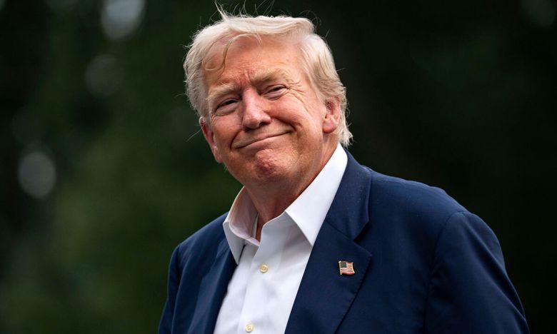 지난 29일(현지시간) 영국 스코틀랜드 방문을 마치고 귀국한 도널드 트럼프 미국 대통령이 백악관으로 복귀하며 미소를 짓고 있다. UPI연합뉴스