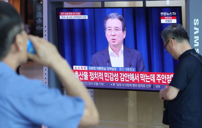 미국과 관세 협상이 15%로 타결된 31일 오전 서울 용산구 서울역에서 시민들이 김용범 정책실장의 미국과 관세 협상 타결 관련 브리핑을 시청하고 있다. 뉴시스