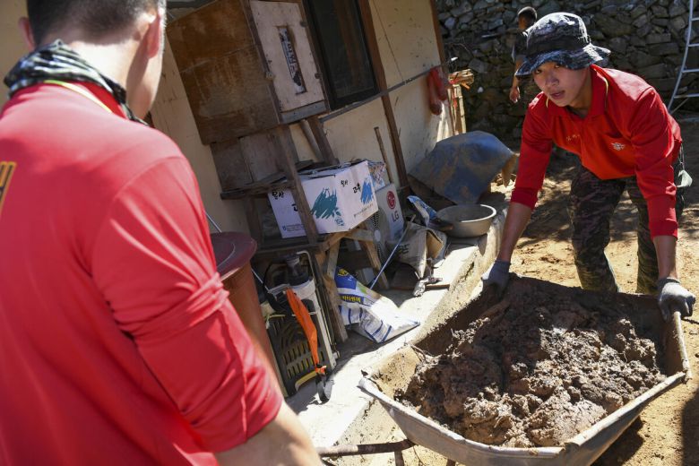 경남 산청지역 대민지원에 투입된 해병대 신속기동부대 장병들이 침수된 가옥 내부의 토사를 정리하고 있다. 해병대 제공