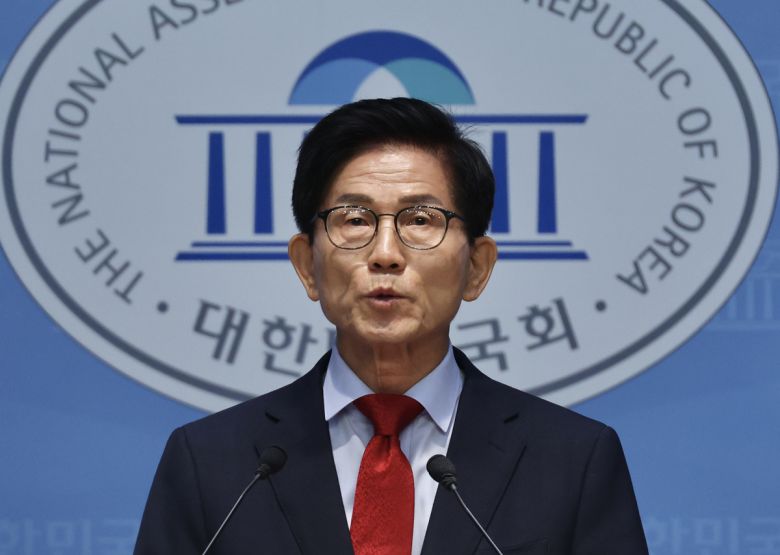 국민의힘 김문수 당대표 후보가 31일 오전 서울 여의도 국회 소통관에서 기자회견을 열고 비전·공약을 발표하고 있다. 뉴시스