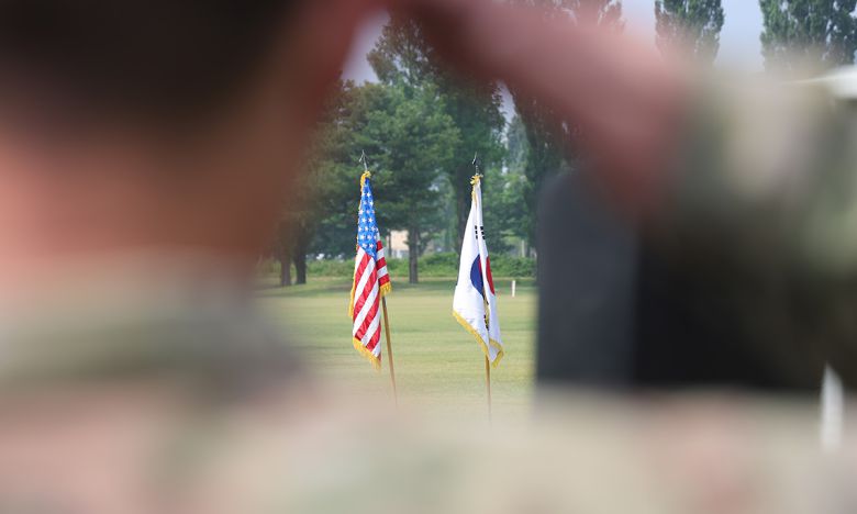 주한미군 장병이 태극기와 성조기를 향해 경례하고 있다. 연합뉴스