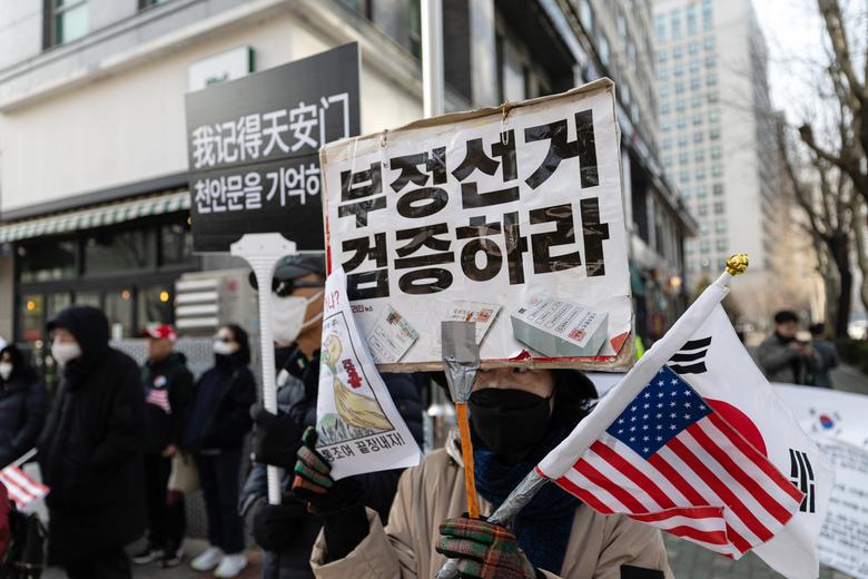 ‘서부지법 난동 사태’ 가담자들의 첫 재판일인 지난 3월10일 서울 마포구 서울지방법원 인근에서 ‘서부지법 사태 가담자들 구속 규탄대회’가 열리고 있다. 뉴스1