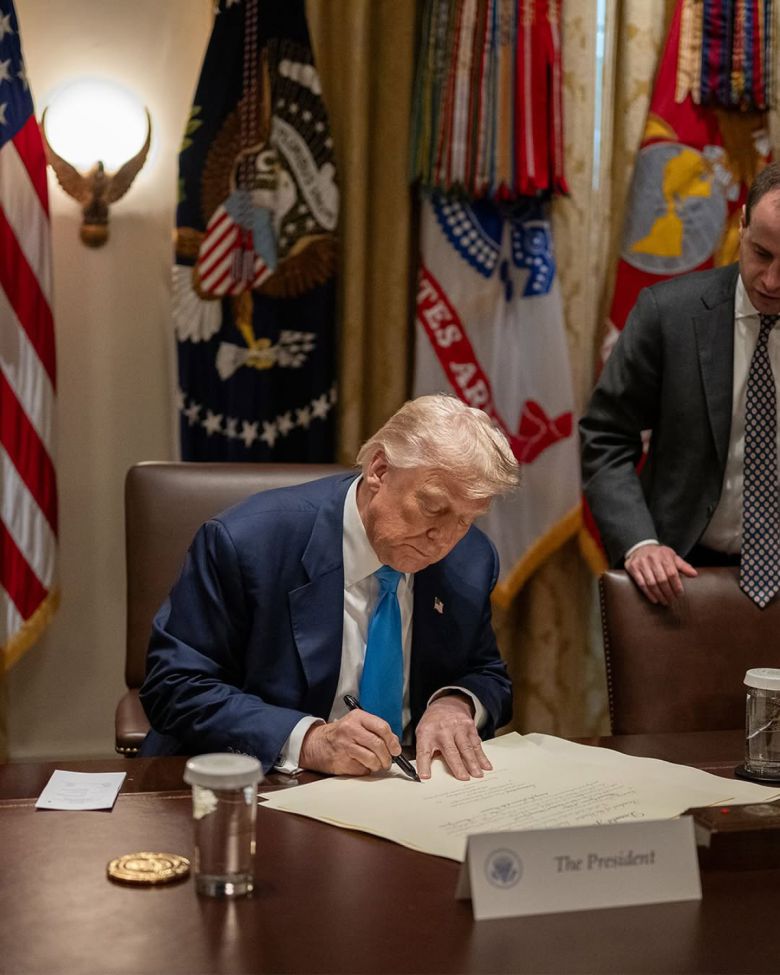 백악관은 지난 7월 30일(현지시간) 인스타그램 계정에 트럼프 대통령이 백악관에서 한미 무역합의 문서에 서명하는 사진을 올렸다. 사진 글에는 “미국이 대한민국과 완전하고 완전한 무역 협정에 합의했다는 소식을 전하게 되어 기쁘다” 고 적었다. 사진=백악관 인스타그램 계정 캡처