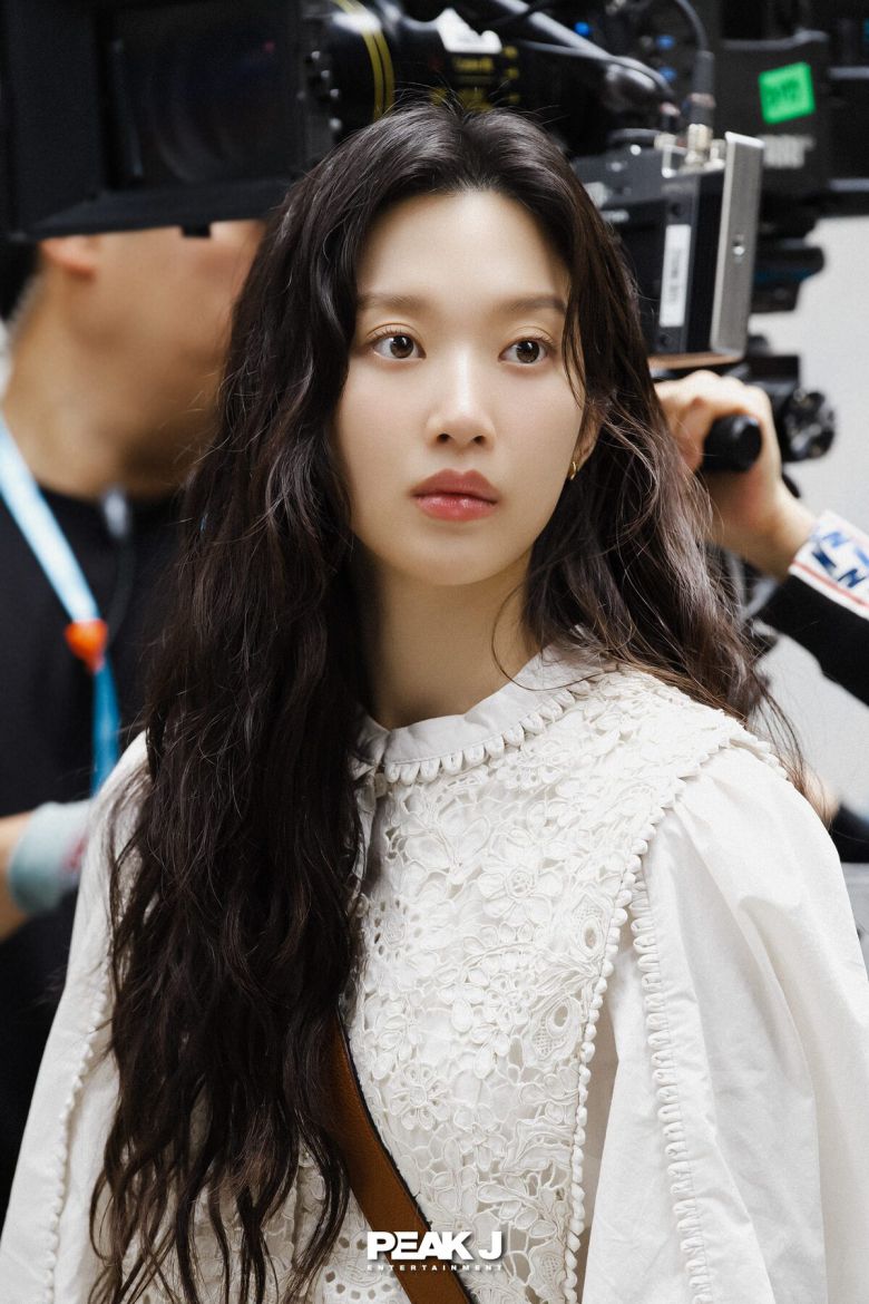 문가영 특유의 감성이 담긴 '서초동 스타일링'이 화제다. 피크제이 엔터테인먼트 제공