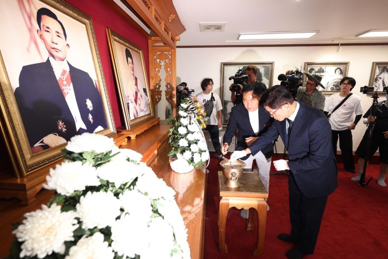 국민의힘 대표 선거에 출마한 김문수 전 고용노동부 장관이 1일 경북 구미시 상모동 박정희 전 대통령 생가를 방문하고 있다. 연합뉴스 제공