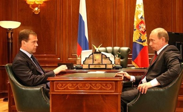 2008년 10월 드미트리 메드베데프 당시 러시아 대통령(왼쪽)이 크레믈궁에서 블라디미르 푸틴 총리와 업무 협의를 하는 모습. 도널드 트럼프 미국 대통령은 과거 푸틴의 ‘대타’로 4년간 대통령을 지낸 메드베데프를 향해 “자신이 여전히 대통령이라고 착각하는 실패한 전직 러시아 대통령”이라고 독설을 날렸다. 러시아 대통령실 제공