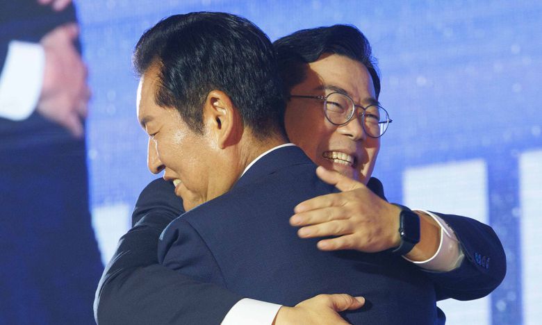 더불어민주당 정청래 신임 당대표가 2일 고양 킨텍스에서 열린 전국당원대회에서 선의의 경쟁을 펼쳤던 박찬대 후보와 포옹하고 있다. 연합뉴스