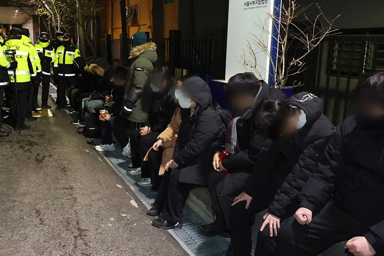 지난 1월18일 서울 마포구 서울서부지법에 법원 담장을 넘어 무단 침입한 윤석열 전 대통령 지지자들이 경찰에 붙잡혀 있다. 연합뉴스