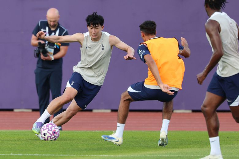 손흥민이 지난 2일 경기 안양의 안양종합운동장에서 열린 ‘2025 쿠팡플레이 시리즈’ 토트넘 오픈 트레이닝에서 훈련을 소화하고 있다. 뉴시스