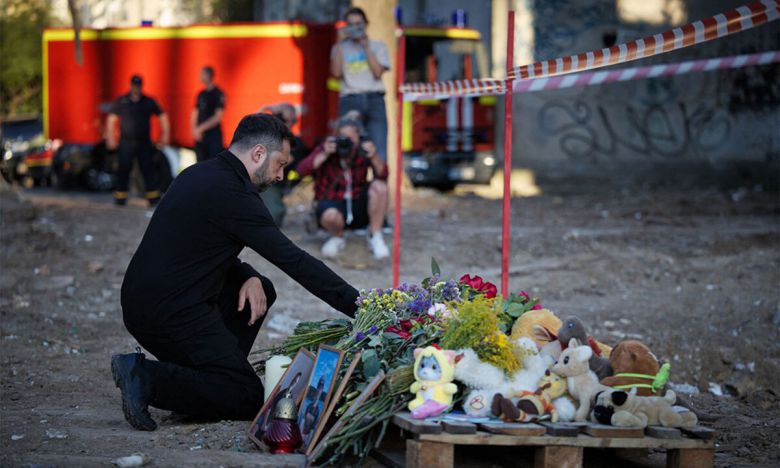 젤렌스키, 러 공습 희생자 애도 볼로디미르 젤렌스키 우크라이나 대통령이 지난 31일(현지시간) 수도 키이우에서 러시아의 미사일 공습으로 파괴된 건물 앞에서 희생자를 애도하고 있다. 이날 키이우에선 전쟁 발발 이후 러시아의 최대 규모의 공습으로 9층 건물이 무너지는 등 어린이 5명을 포함해 최소 26명이 숨졌다.키이우=AFP연합뉴스