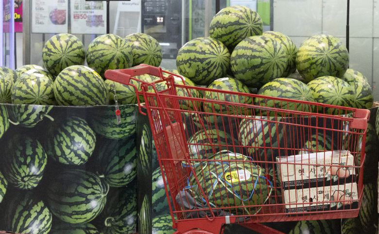 3일 서울 시내의 한 대형마트 매대에 수박이 놓여 있다. 뉴시스