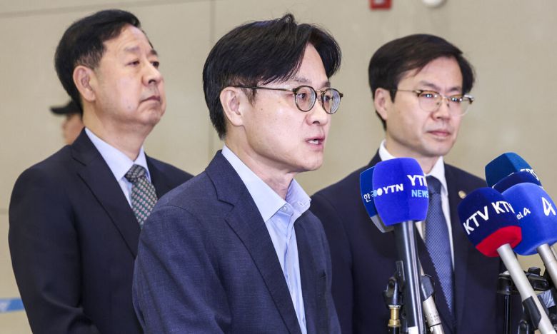 한미 관세 협상을 마친 김정관 산업통상자원부 장관이 1일 인천국제공항 2터미널을 통해 귀국하며 취재진 질문에 답하고 있다. 뉴시스